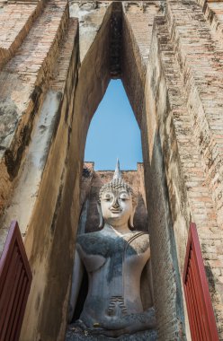 Buda heykeli antik tapınak Tayland kapıdan oturan yaşlı görüntülemek