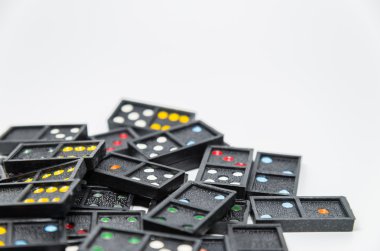 Çok seçici odak ile beyaz arka plan üzerinde renkli Domino