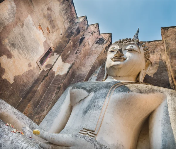 Estátua de buddha sentado velho no templo antigo da Tailândia — Fotografia de Stock