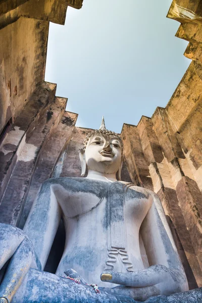 Vecchia statua buddha seduta nell'antico tempio della Thailandia — Foto Stock