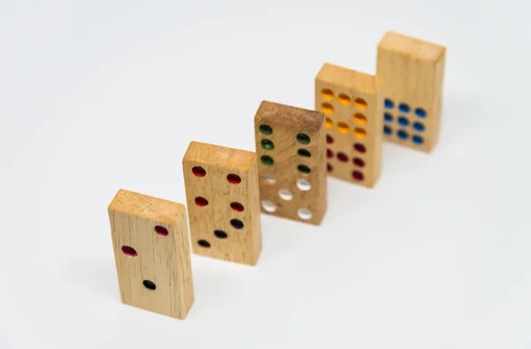 Sequência de dominós de madeira em fundo branco com f seletivo — Fotografia de Stock