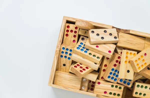 Drewniane Domino w drewniane pudełko na białym tle z selektywnej ostrości — Zdjęcie stockowe
