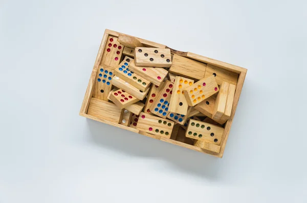 Houten Domino in houten doos op witte achtergrond met selectieve aandacht — Stockfoto