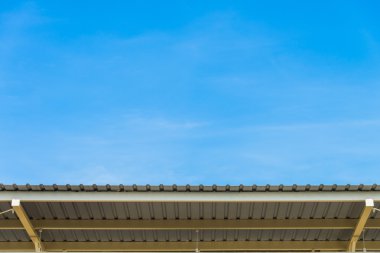 Sac çatı ile mavi gökyüzü