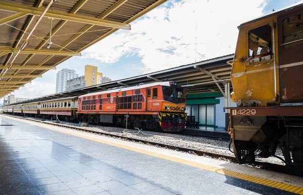 泰国曼谷-8月6日: 华兰蓬火车站-泰国火车站中央。它是由意大利和德国风格在1910年创造的。2016年8月6日, 大量旅客抵达泰国曼谷, 抵达并离开目的地 — 图库照片