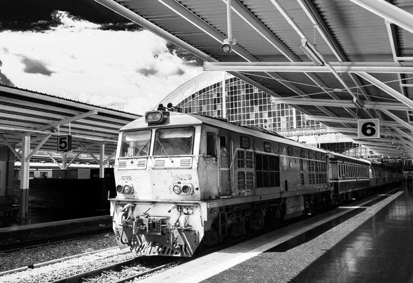 방콕, 태국 - 8 월 6 : 후아 람퐁 기차역 - 태국 기차역의 중앙. 그것은 1910 년에 이탈리아와 독일 스타일에 의해 만들어졌습니다. 2016년 8월 6일 태국 방콕에서 지원 승객의 장시간 사용 된 디젤 열차 — 스톡 사진