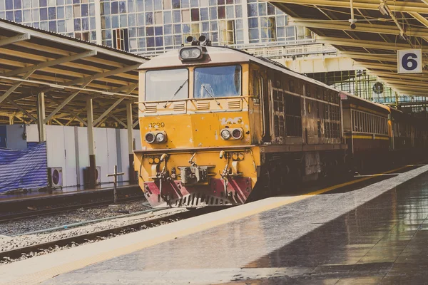 Bangkok, Tayland - 6 Ağustos: Hua Lampong Tren İstasyonu - Tayland Tren İstasyonu Merkezi. 1910 yılında İtalyan ve Alman tarzı tarafından yaratılmıştır. Destek yolcuiçin uzun süre kullanılan dizel tren, Ağustos 6, 2016 Bangkok, Tayland — Stok fotoğraf