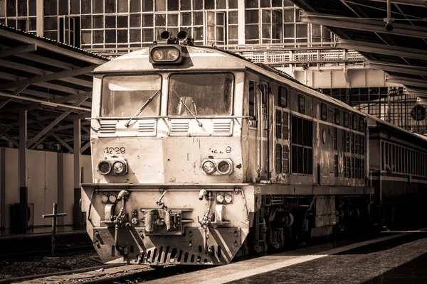 Bangkok, Tayland - 6 Ağustos: Hua Lampong Tren İstasyonu - Tayland Tren İstasyonu Merkezi. 1910 yılında İtalyan ve Alman tarzı tarafından yaratılmıştır. Destek yolcuiçin uzun süre kullanılan dizel tren, Ağustos 6, 2016 Bangkok, Tayland — Stok fotoğraf