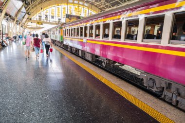 Bangkok, Tayland - 6 Ağustos: Hua Lampong Tren İstasyonu - Tayland Tren İstasyonu Merkezi. 1910 yılında İtalyan ve Alman tarzı tarafından yaratılmıştır. Varış noktasına yolcu taşımacılığı, 6 Ağustos 2016 Bangkok, Tayland