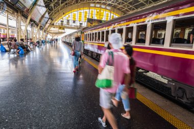 Bangkok, Tayland - 6 Ağustos: Hua Lampong Tren İstasyonu - Tayland Tren İstasyonu Merkezi. 1910 yılında İtalyan ve Alman tarzı tarafından yaratılmıştır. Varış noktasına yolcu taşımacılığı, 6 Ağustos 2016 Bangkok, Tayland