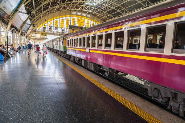 Bangkok, Thailand-augusti 6: Hua Lampong tågstation-Central of Train Station i Thailand. Den skapades av italienska och tyska stil i 1910. Passagerare avgår till sin destination, 6 augusti 2016 i Bangkok, Thailand — Stockfoto