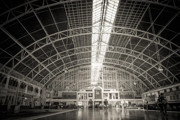 BANGKOK, THAILAND - AUGUST 6: Hua Lampong Train Station - Central of Train station in Thailand. It was created by Italian and German style in 1910. Lots of passenger arrive and depart to their destination, August 6, 2016 in Bangkok, Thailand — Stock Photo, Image