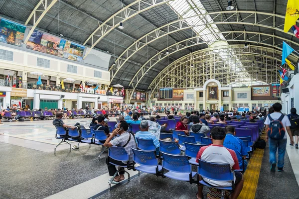 BANGKOK, TAILANDIA - 6 de agosto: Estación de tren de Hua Lampong - Central de la estación de tren de Tailandia. Fue creado por estilo italiano y alemán en 1910. Muchos pasajeros llegan y salen a su destino, el 6 de agosto de 2016 en Bangkok, Tailandia —  Fotos de Stock