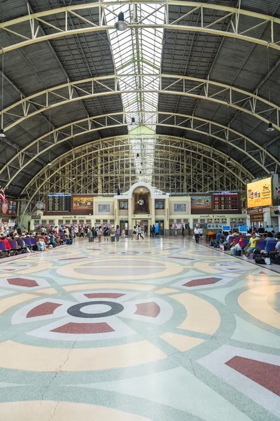 BANGKOK, TAILANDIA - 6 de agosto: Estación de tren de Hua Lampong - Central de la estación de tren de Tailandia. Fue creado por estilo italiano y alemán en 1910. Muchos pasajeros llegan y salen a su destino, el 6 de agosto de 2016 en Bangkok, Tailandia —  Fotos de Stock