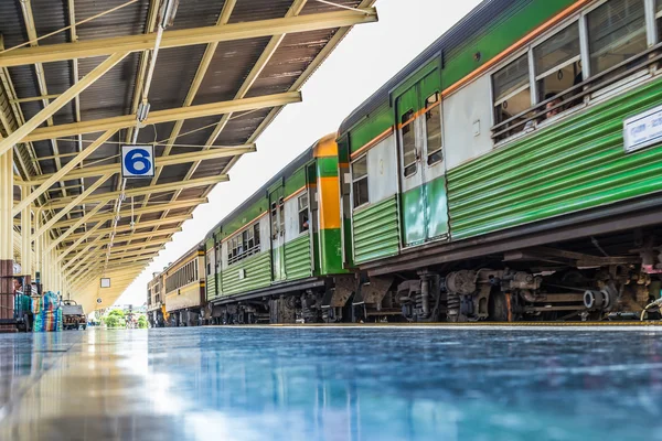 Bangkok, Thailand-augusti 6: Hua Lampong tågstation-Central of Train Station i Thailand. Den skapades av italienska och tyska stil i 1910. Tåg och passagerare kommer från andra län till sin destination, 6 augusti 2016 i Bangkok, Thailand — Stockfoto