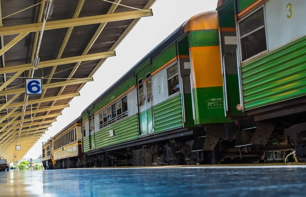 Bangkok, Thailand-augusti 6: Hua Lampong tågstation-Central of Train Station i Thailand. Den skapades av italienska och tyska stil i 1910. Tåg och passagerare kommer från andra län till sin destination, 6 augusti 2016 i Bangkok, Thailand — Stockfoto