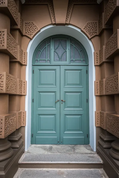 HDR weergave van gesloten groene houten deur in Europese stijl met bruin gebouw — Stockfoto