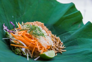 Seçici odak ile Lotus yaprağı üzerinde Herb sebzeler ile Tayland Güney pirinç salatası