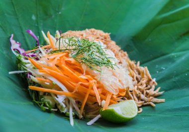 Seçici odak ile Lotus yaprağı üzerinde Herb sebzeler ile Tayland Güney pirinç salatası