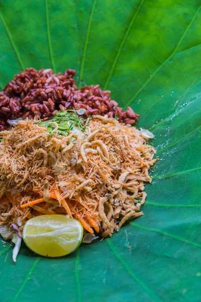 Ensalada tailandesa de arroz sureño con verduras de hierbas en hoja de loto con enfoque selectivo —  Fotos de Stock