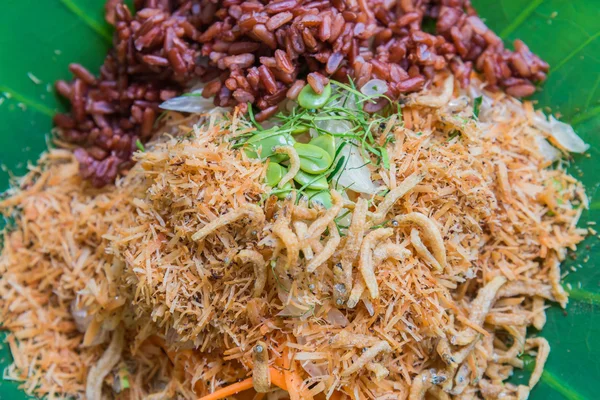 Thajské Jižní rýžový salát s bylinkovou zeleninou na lotosovém listu s Selektivní ostření — Stock fotografie