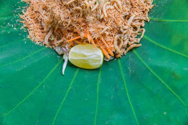 Ensalada tailandesa de arroz sureño con verduras de hierbas en hoja de loto con enfoque selectivo — Foto de Stock