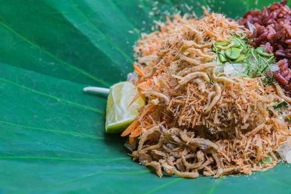 Thailändischer Reissalat mit Kräutergemüse auf Lotusblatt mit selektivem Fokus — Stockfoto