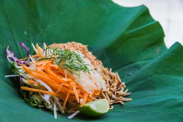 セレクティブ フォーカスと蓮の葉のハーブ野菜とタイ南部の米のサラダ — ストック写真