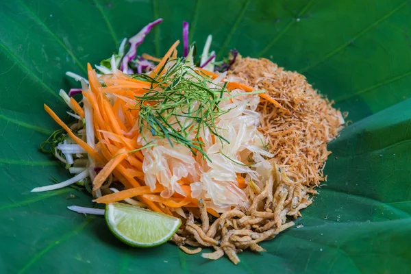 Salada de arroz do sul tailandês com legumes de ervas na folha de lótus com foco seletivo — Fotografia de Stock
