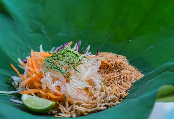 Ensalada tailandesa de arroz sureño con verduras de hierbas en hoja de loto con enfoque selectivo — Foto de Stock