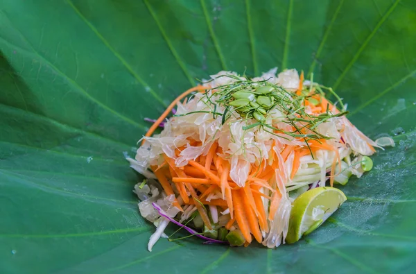 Ensalada tailandesa de arroz sureño con verduras de hierbas en hoja de loto con enfoque selectivo — Foto de Stock