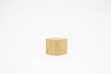 Bir O ahşap blok fikir tasarımı için beyaz arkaplan üzerinde izomatik açı olarak yatıyordu