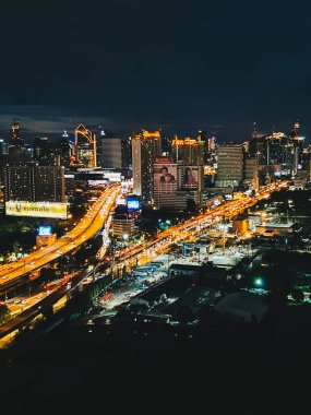Şehir yaşamında trafik sıkışıklığı. Soyut arka plan konsepti için gece hayatı aydınlık.