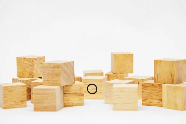 Один Деревянный Блок Группе Деревянного Блока Белом Фоне Дизайна Концепции — стоковое фото