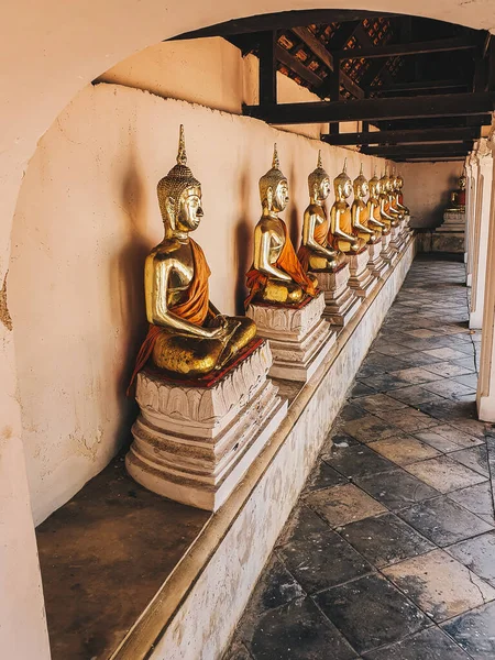 Rij Van Gouden Vreedzame Zittende Boeddha Standbeeld Thailand Tempel — Stockfoto