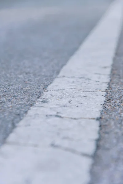 从设计理念透视道路上的长条白色条纹 — 图库照片