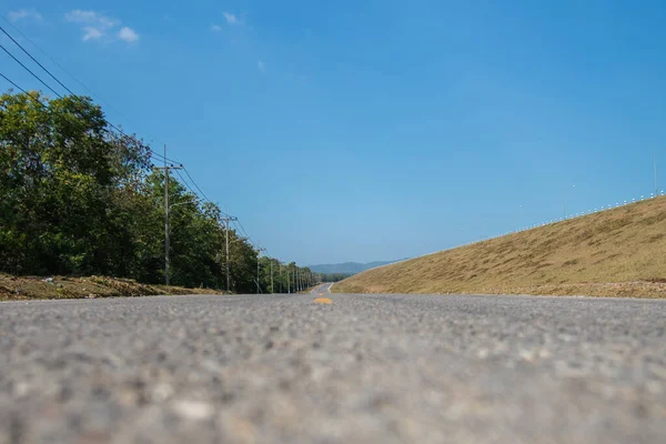 Krásný Pohled Mravenčím Pohledu Podél Silnice Modrou Oblohou Lesní Scénou — Stock fotografie