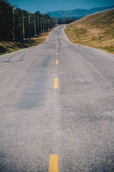 Schöne Aussicht Entlang Der Straße Mit Berg Und Waldszene Für — Stockfoto