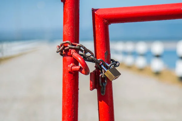 Puerta Valla Acero Roja Enfoque Selectivo Con Cerradura Para Prohibir — Foto de Stock