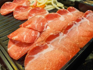 Barbekü ızgarası için taze kesilmiş domuz eti kapatıyoruz.