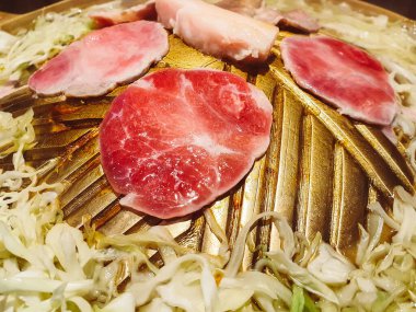 Çiğ taze domuz ızgarasını pirinçten tavada barbekü olarak kapat.