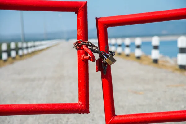 Puerta Valla Acero Roja Enfoque Selectivo Con Cerradura Para Prohibir — Foto de Stock