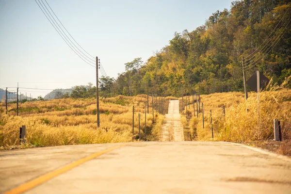 Estrada Campo Com Pequena Colina Grama Prado Seco Dois Lados — Fotografia de Stock