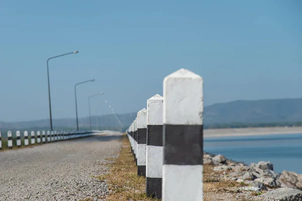 Foco Seletivo Pilar Roadway Rural Com Uma Linha Pilares Preto — Fotografia de Stock