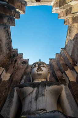 Tayland 'ın kuzeyindeki Sukothai tapınak parkını harap eden tarihi dünya mirasındaki büyük Buda heykelinin yükseliş açısı seçici bakış açısı