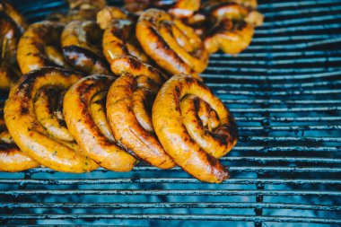 Sai aua Kuzey Tayland baharatlı sosis ızgarasına odaklan.