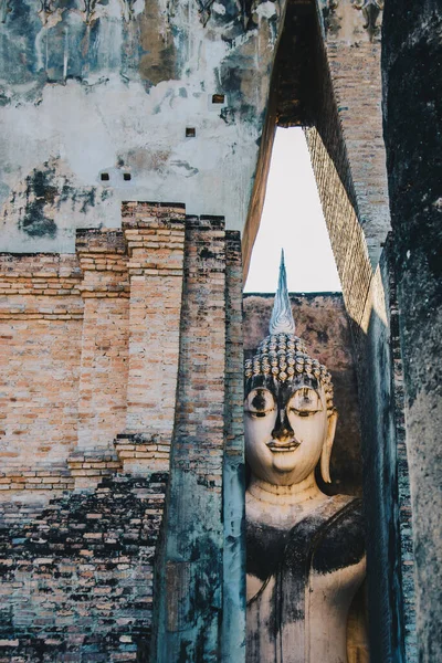Selektivt Fokus För Stor Gammal Sittande Buddhastaty Genom Stor Entré — Stockfoto