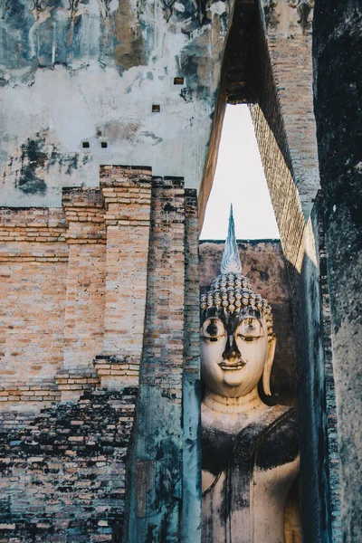 Selektivní Zaměření Velké Staré Sedící Buddha Socha Přes Velký Vstup — Stock fotografie