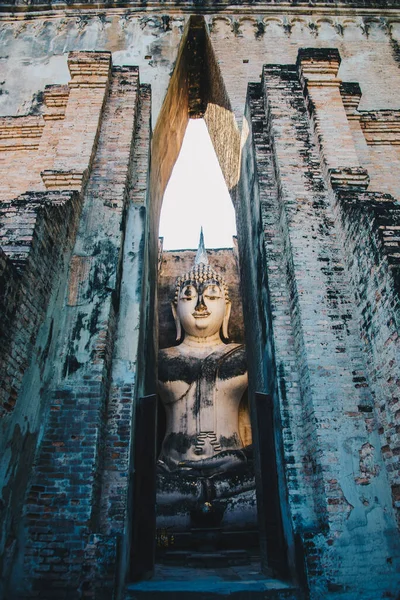 Foco Seletivo Grande Estátua Buddha Sentado Velho Através Grande Entrada — Fotografia de Stock