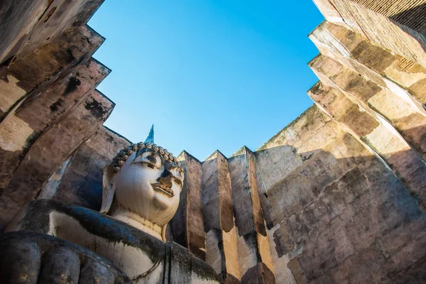 Selektivt Fokus Upphöjd Vinkel Syn Stora Gamla Sittande Buddha Staty — Stockfoto